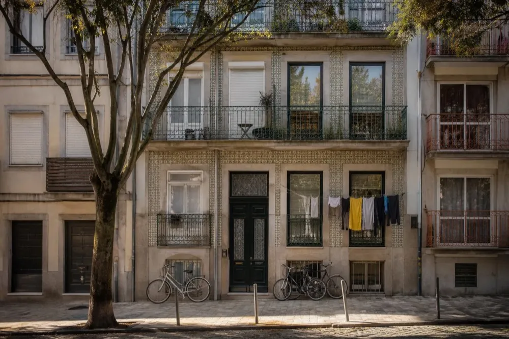 Previous image — a shadowed, low-contrast Portuguese street