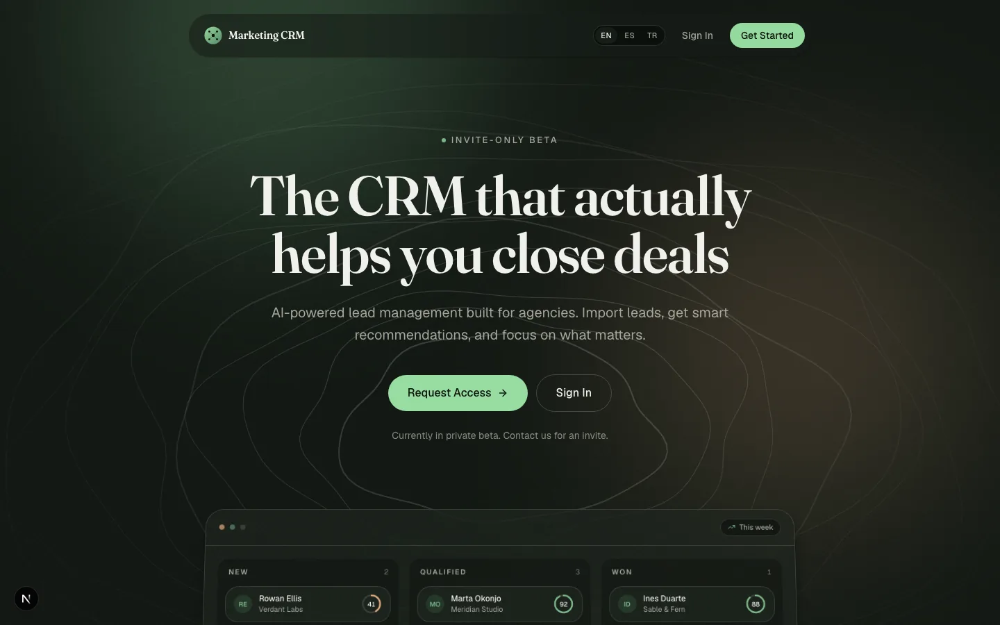 Karanlık modda Marketing CRM landing hero